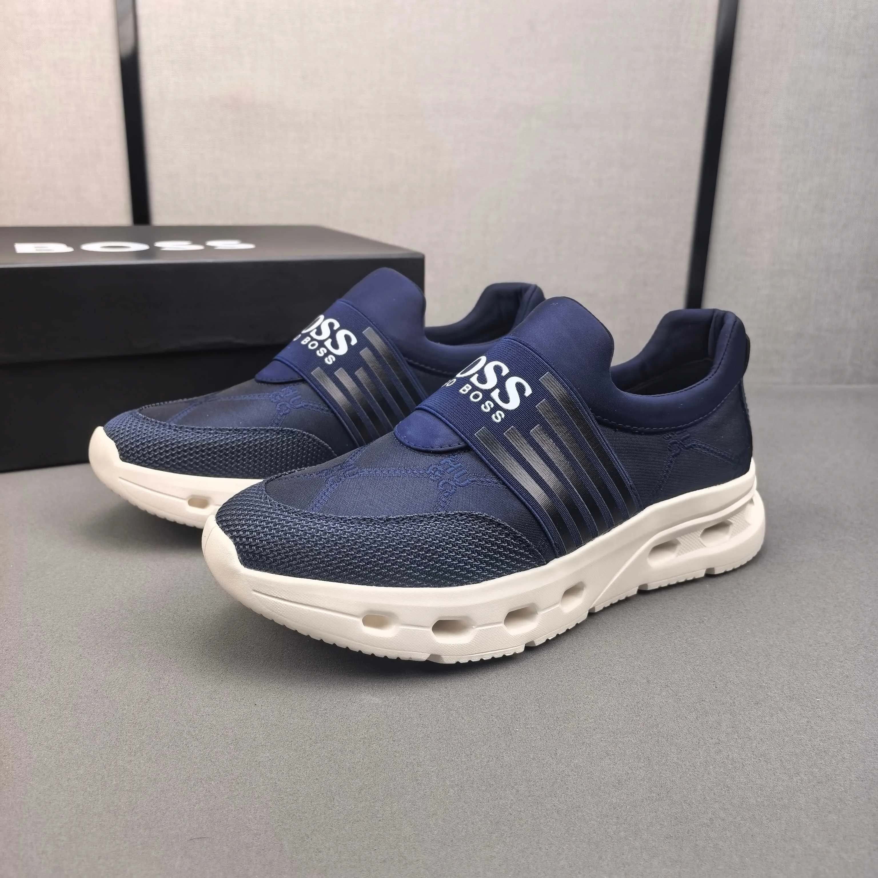 PP420❣️❣️❣️BOSS’s new 🆕low-top casual sneakers, made of breathable mesh, with brand signature details on the shoe collar to enhance style. Fashionable and versatile, it can complement any look. With a sophisticated design that is both dynamic and modern, this new must-have shoe adds a new dimension to Dior's legacy, displaying modern elegance. Men's shoes 38-44 45🉑️customized
